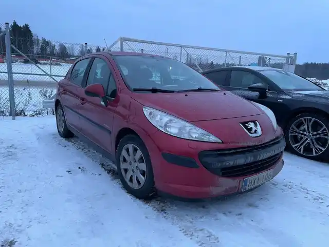 Punainen Viistoperä, Peugeot 207 – HXI-106