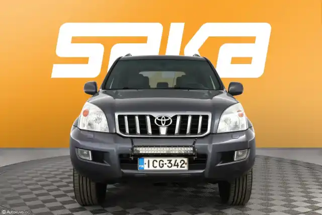 Harmaa Maastoauto, Toyota Land Cruiser – ICG-342