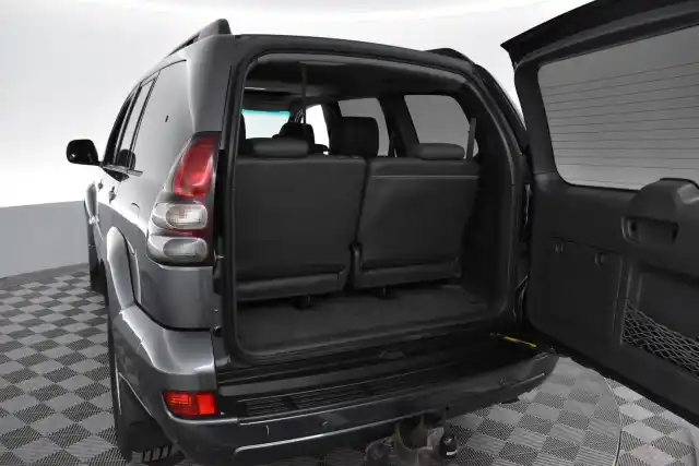 Harmaa Maastoauto, Toyota Land Cruiser – ICG-342