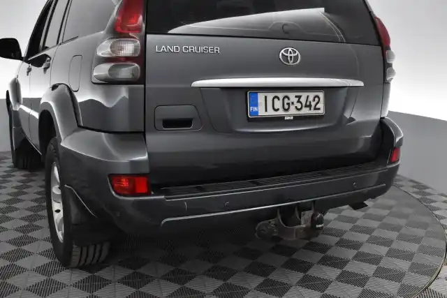Harmaa Maastoauto, Toyota Land Cruiser – ICG-342