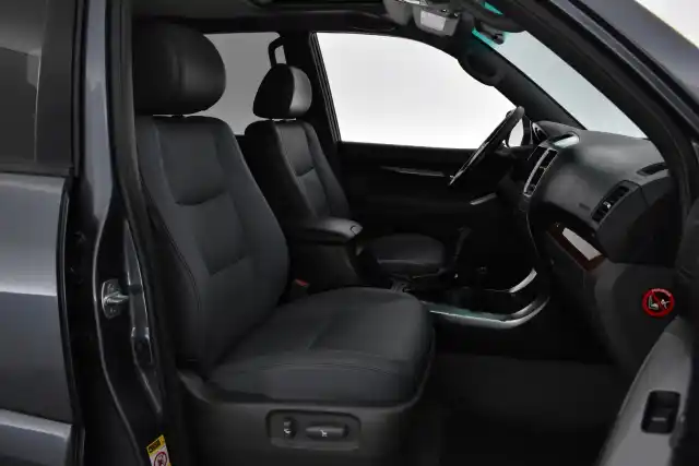 Harmaa Maastoauto, Toyota Land Cruiser – ICG-342