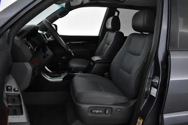 Harmaa Maastoauto, Toyota Land Cruiser – ICG-342