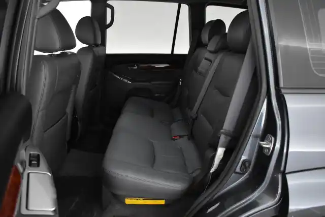 Harmaa Maastoauto, Toyota Land Cruiser – ICG-342