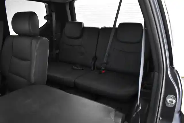 Harmaa Maastoauto, Toyota Land Cruiser – ICG-342