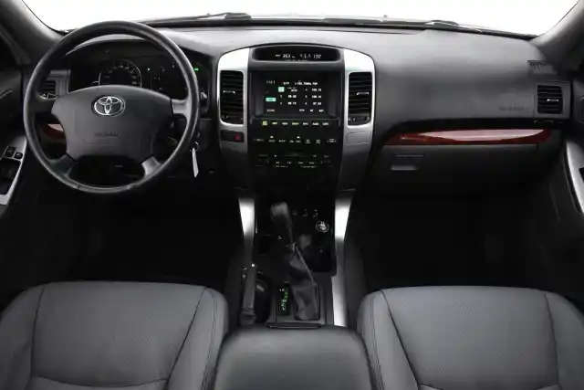 Harmaa Maastoauto, Toyota Land Cruiser – ICG-342