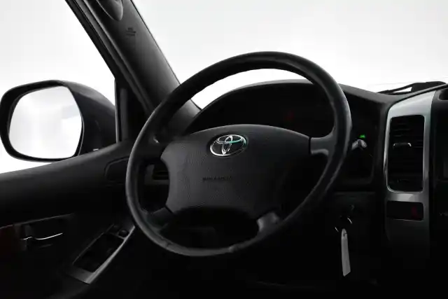 Harmaa Maastoauto, Toyota Land Cruiser – ICG-342