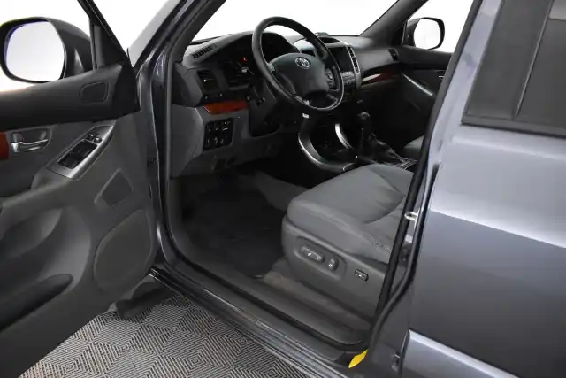 Harmaa Maastoauto, Toyota Land Cruiser – ICG-342