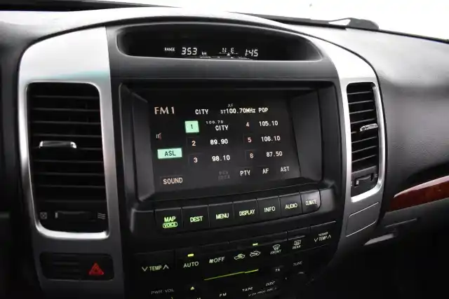 Harmaa Maastoauto, Toyota Land Cruiser – ICG-342