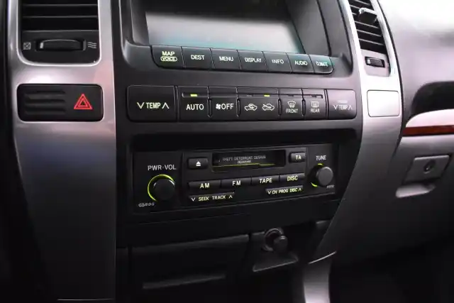 Harmaa Maastoauto, Toyota Land Cruiser – ICG-342