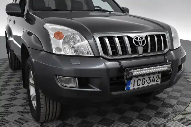 Harmaa Maastoauto, Toyota Land Cruiser – ICG-342
