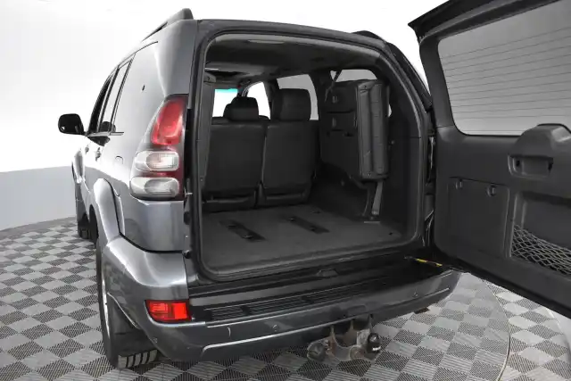Harmaa Maastoauto, Toyota Land Cruiser – ICG-342