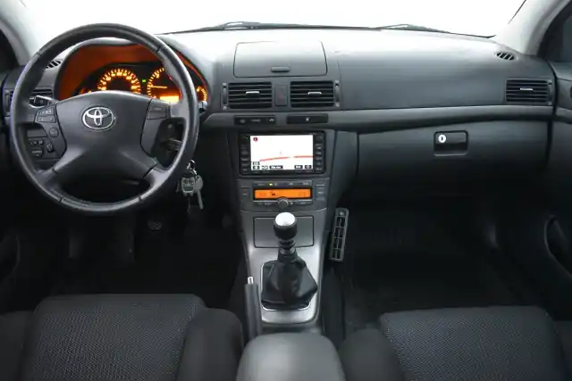 Harmaa Farmari, Toyota Avensis – IHM-740