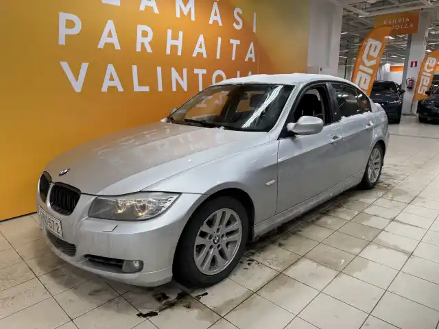 Harmaa Sedan, BMW 318 – IHU-572