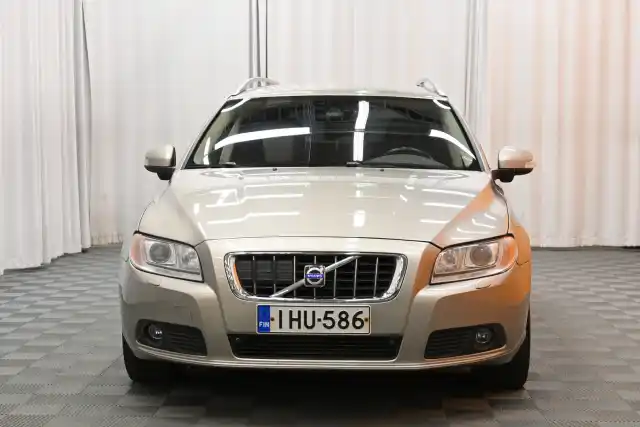 Beige Farmari, Volvo V70 – IHU-586