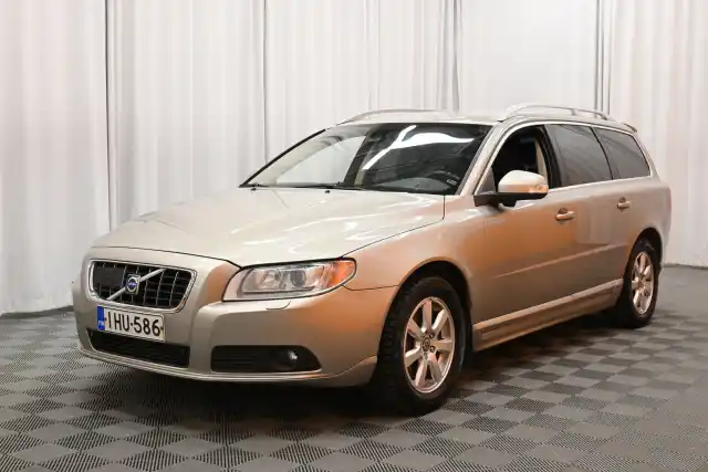 Beige Farmari, Volvo V70 – IHU-586