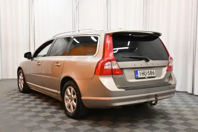 Beige Farmari, Volvo V70 – IHU-586