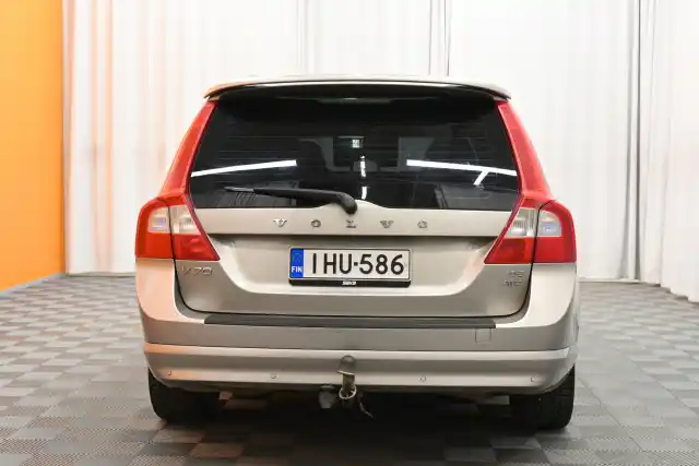 Beige Farmari, Volvo V70 – IHU-586