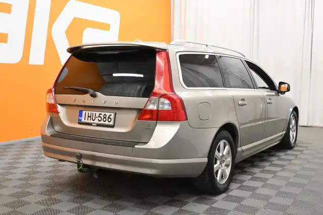 Beige Farmari, Volvo V70 – IHU-586