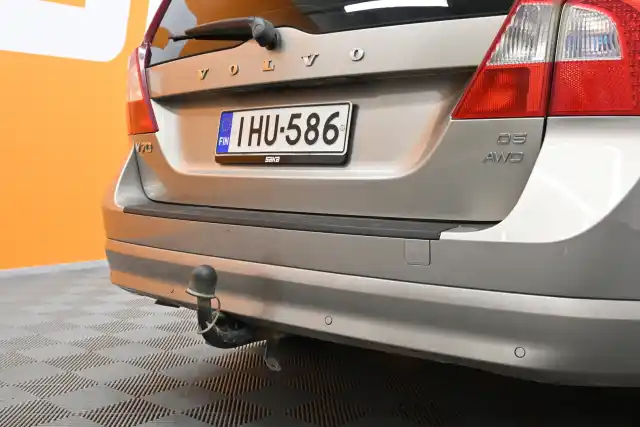 Beige Farmari, Volvo V70 – IHU-586