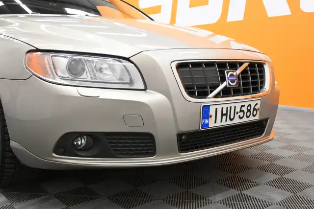 Beige Farmari, Volvo V70 – IHU-586