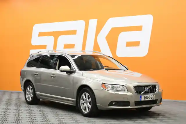 Beige Farmari, Volvo V70 – IHU-586