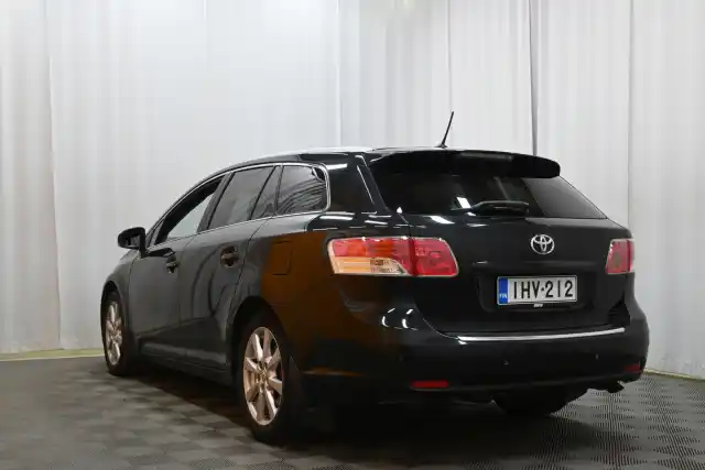 Musta Farmari, Toyota Avensis – IHV-212