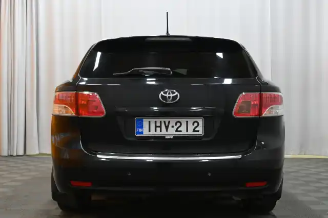 Musta Farmari, Toyota Avensis – IHV-212