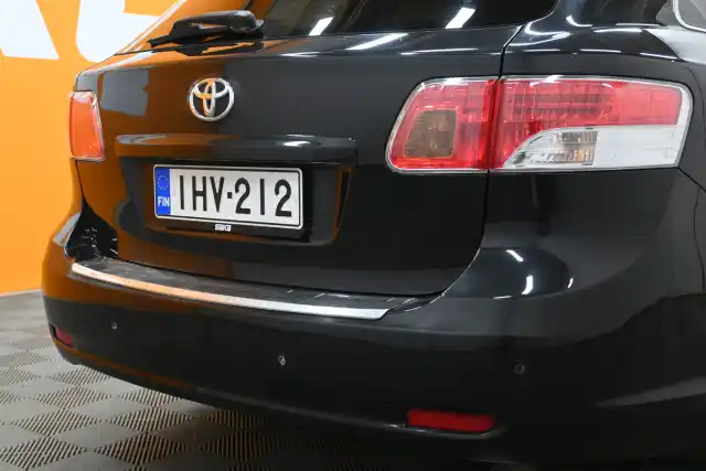 Musta Farmari, Toyota Avensis – IHV-212