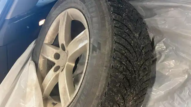 Harmaa Maastoauto, Audi Q5 – IJE-417