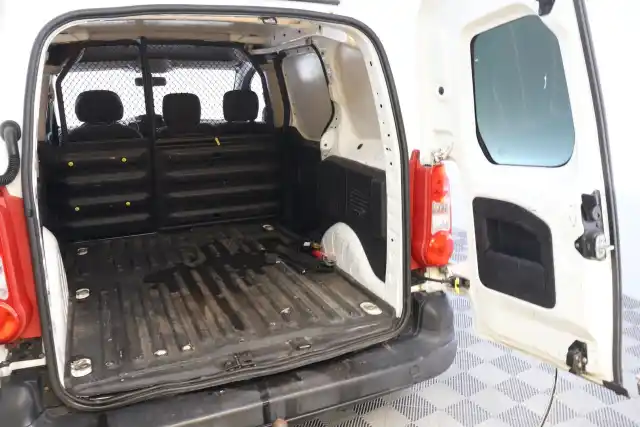 Valkoinen Pakettiauto, Citroen Berlingo Van – IJE-754