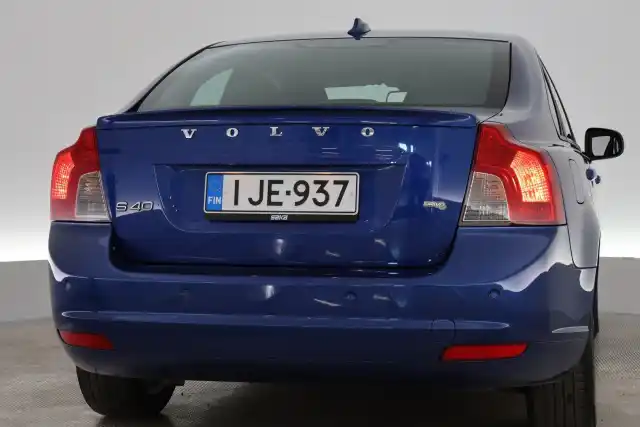 Sininen Sedan, Volvo S40 – IJE-937