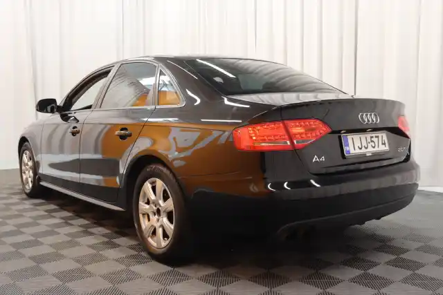 Musta Sedan, Audi A4 – IJJ-574