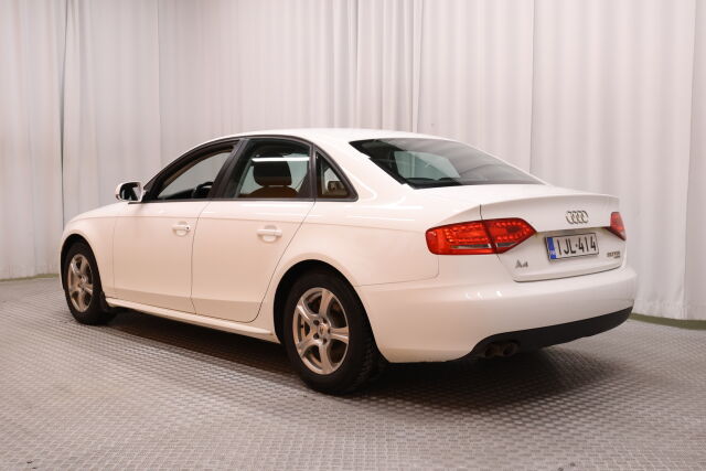 Valkoinen Sedan, Audi A4 – IJL-414