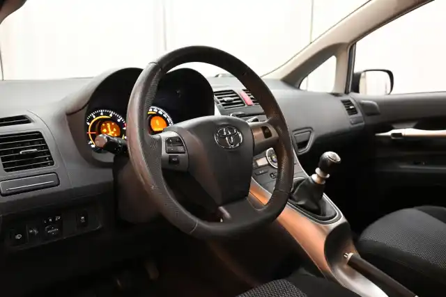 Harmaa Viistoperä, Toyota Auris – IJL-783