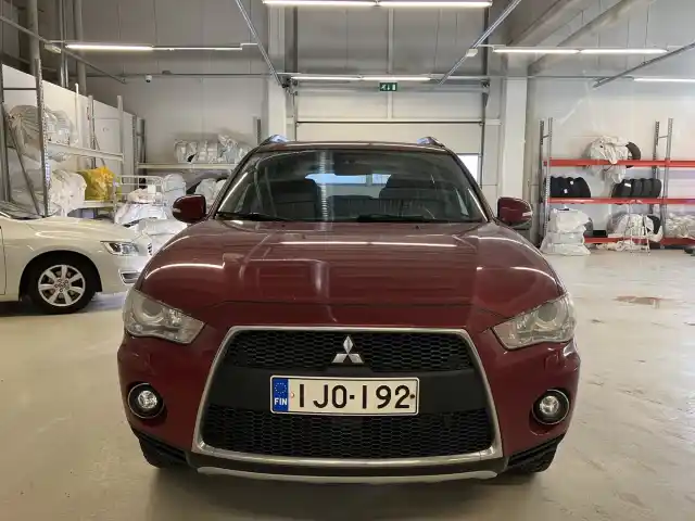 Punainen Maastoauto, Mitsubishi Outlander – IJO-192