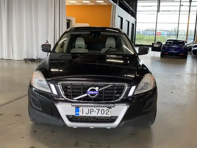 Musta Farmari, Volvo XC60 – IJP-702