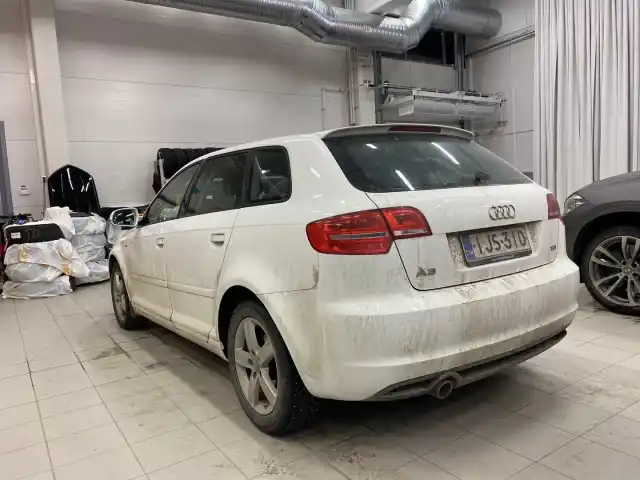 Valkoinen Viistoperä, Audi A3 – IJS-310