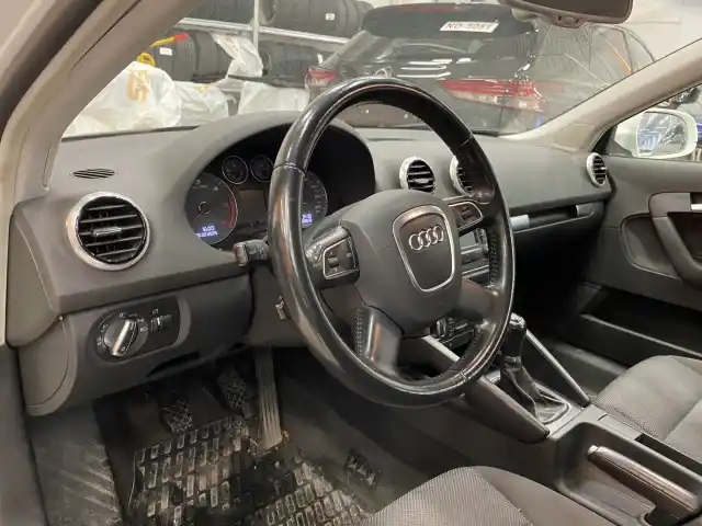 Valkoinen Viistoperä, Audi A3 – IJS-310