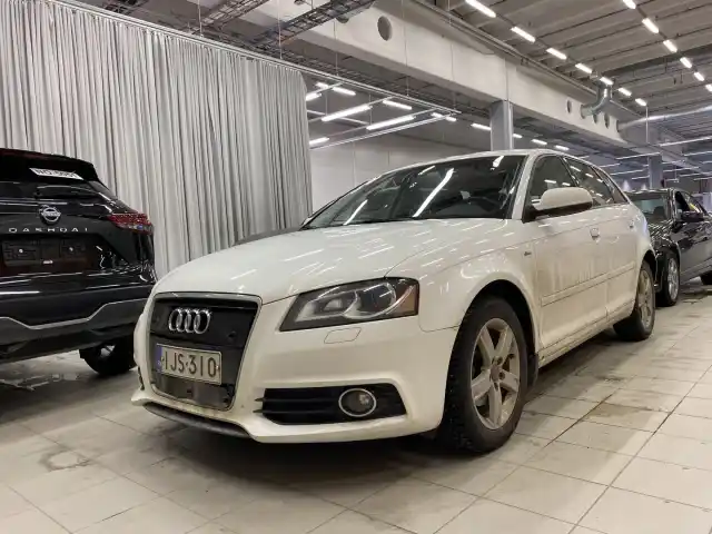 Valkoinen Viistoperä, Audi A3 – IJS-310