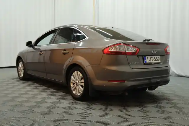 Ruskea Viistoperä, Ford Mondeo – IJT-539