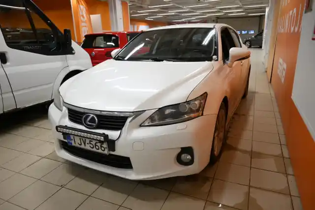 Valkoinen Viistoperä, Lexus CT – IJV-566