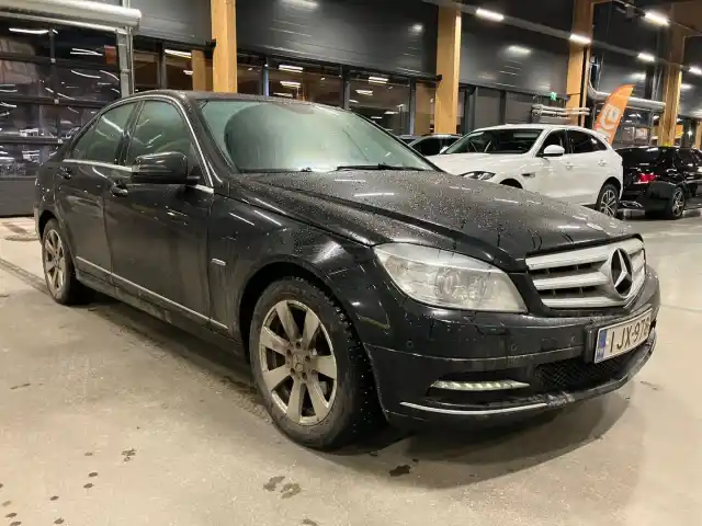 Musta Sedan, Mercedes-Benz C – IJX-978