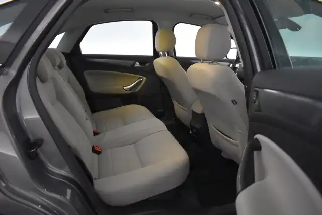 Ruskea (beige) Sedan, Ford Mondeo – IKA-446