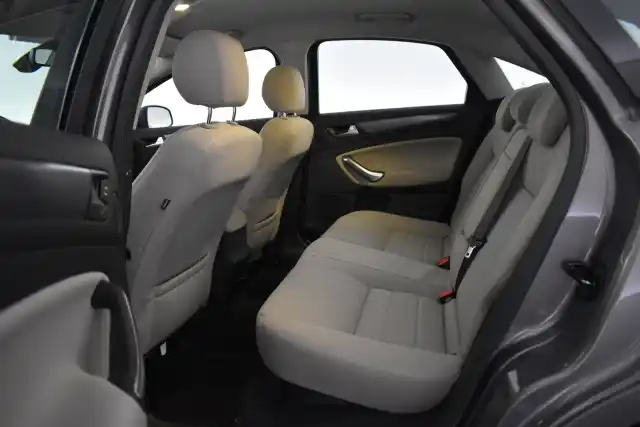 Ruskea (beige) Sedan, Ford Mondeo – IKA-446