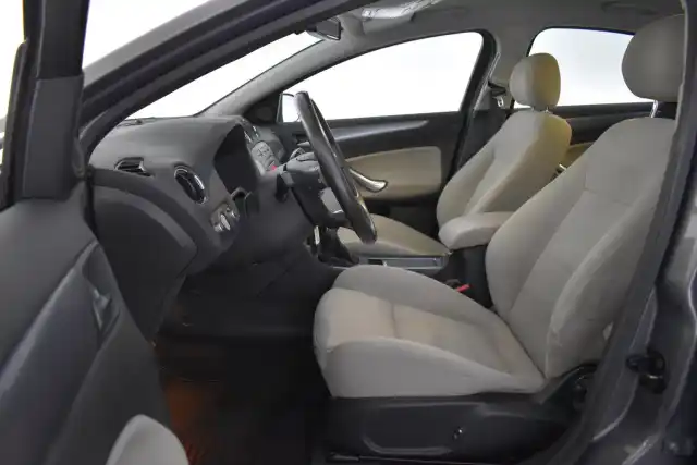 Ruskea (beige) Sedan, Ford Mondeo – IKA-446