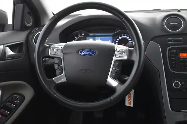 Ruskea (beige) Sedan, Ford Mondeo – IKA-446