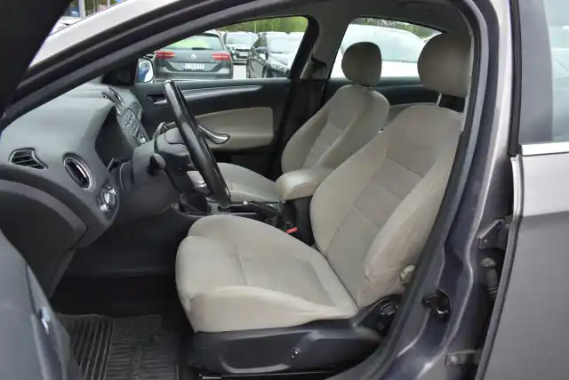 Ruskea (beige) Sedan, Ford Mondeo – IKA-446