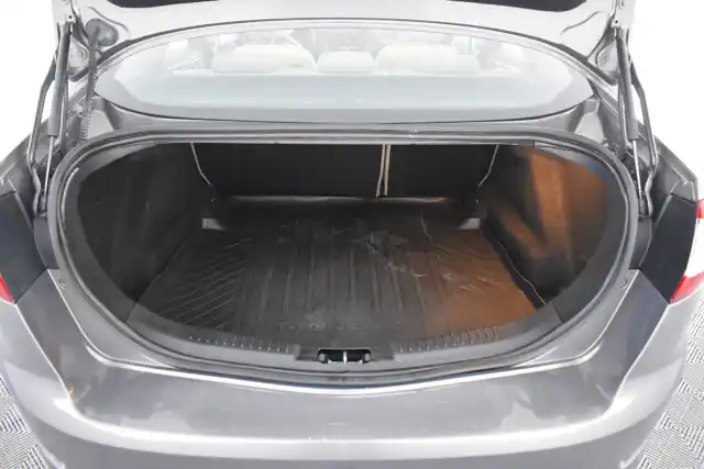 Ruskea (beige) Sedan, Ford Mondeo – IKA-446