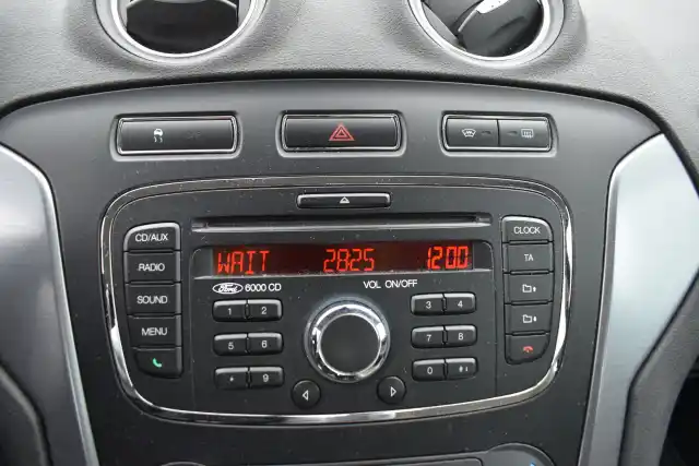 Ruskea (beige) Sedan, Ford Mondeo – IKA-446