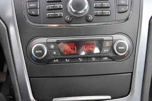 Ruskea (beige) Sedan, Ford Mondeo – IKA-446